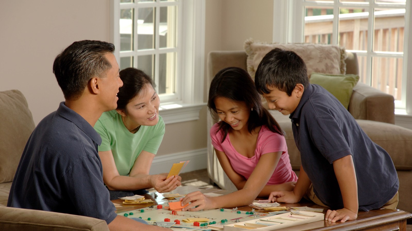 Boîtes de jeux de société colorées posées près d'un sapin de Noël décoré