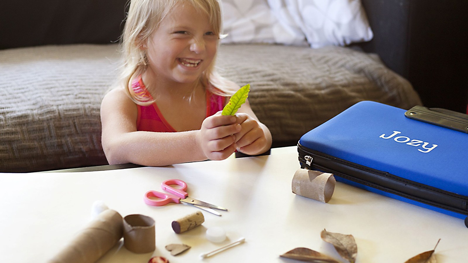 Enfants qui jouent dans une cabane au salon faite avec des draps et des coussins