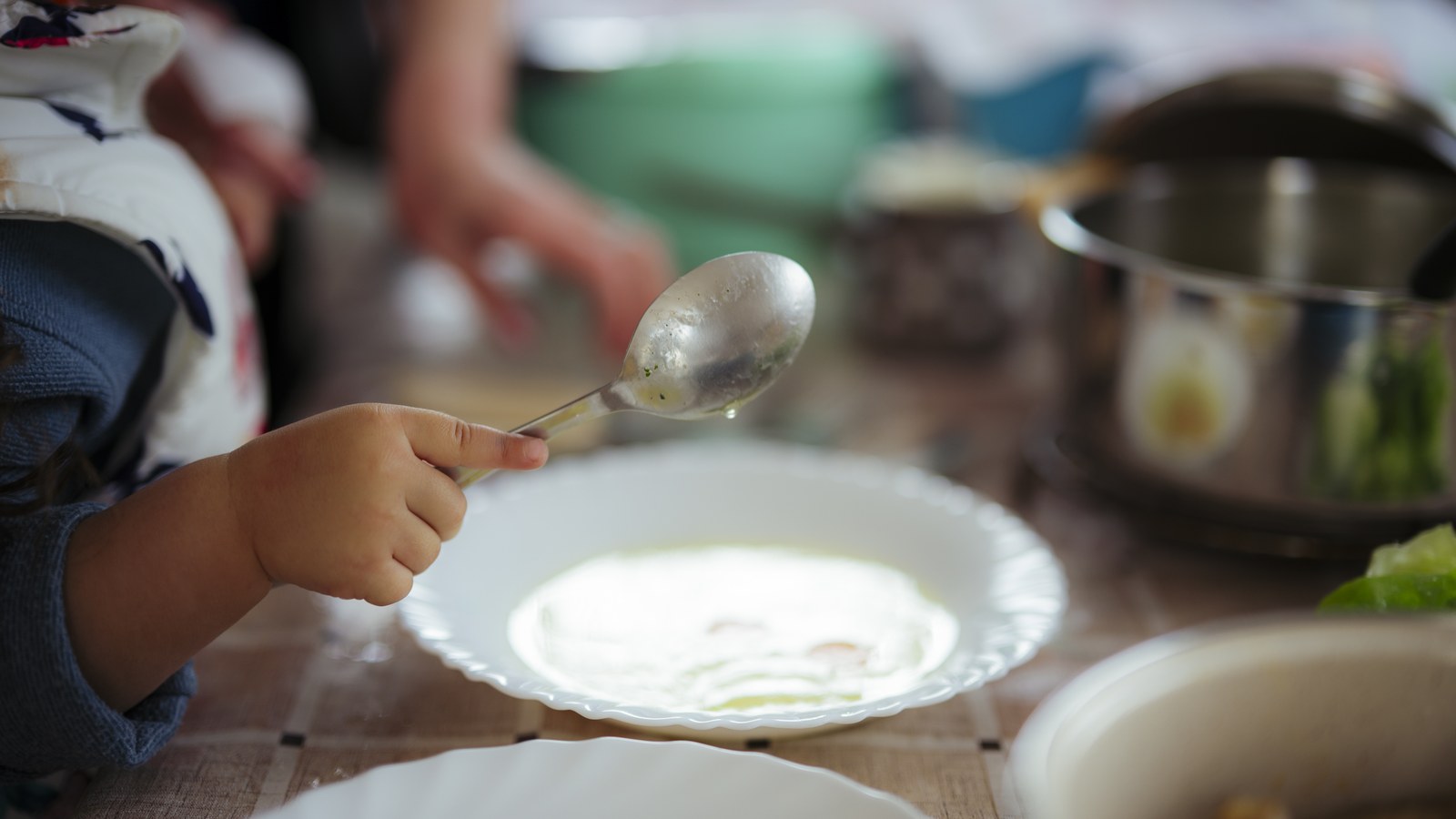 Main d'enfant qui cuisine dans une cuisine familiale