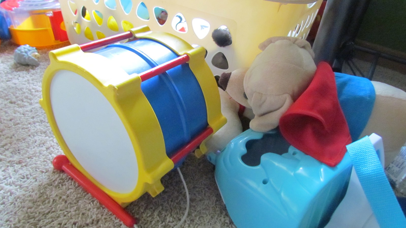 Bébé assis qui manipule des jouets Montessori en bois sur un tapis