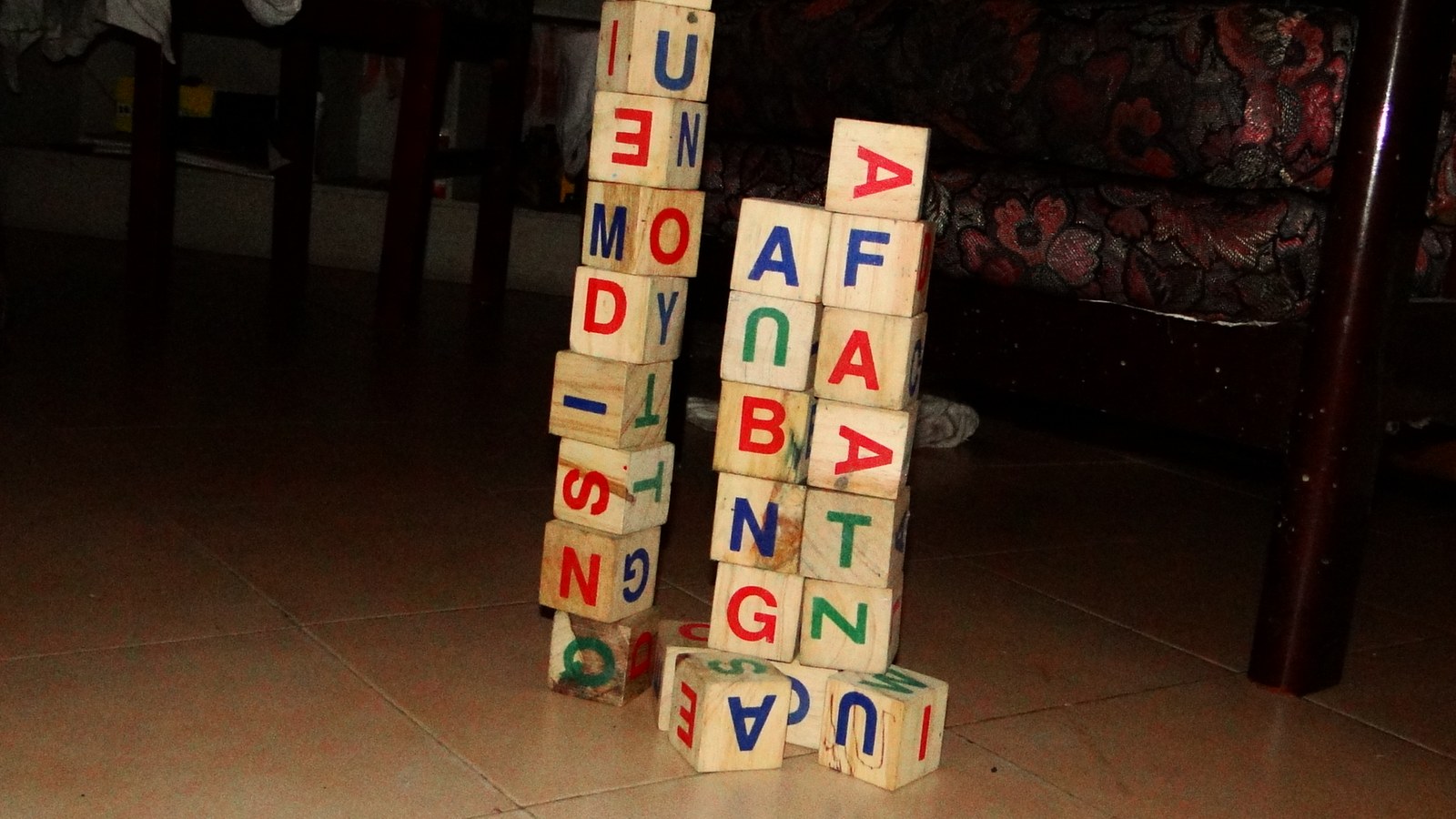 Sélection de jouets en bois pour petits enfants posés sur une étagère