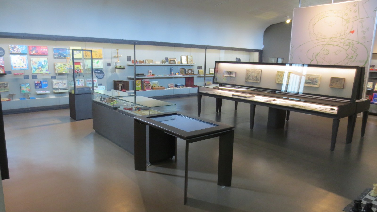 Jouets en bois fabriqués en France posés sur une table claire