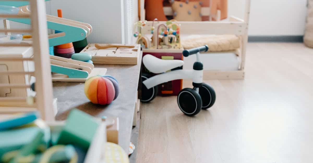Chambre d'enfant avec jouets en bois colorés et draisienne sur parquet clair