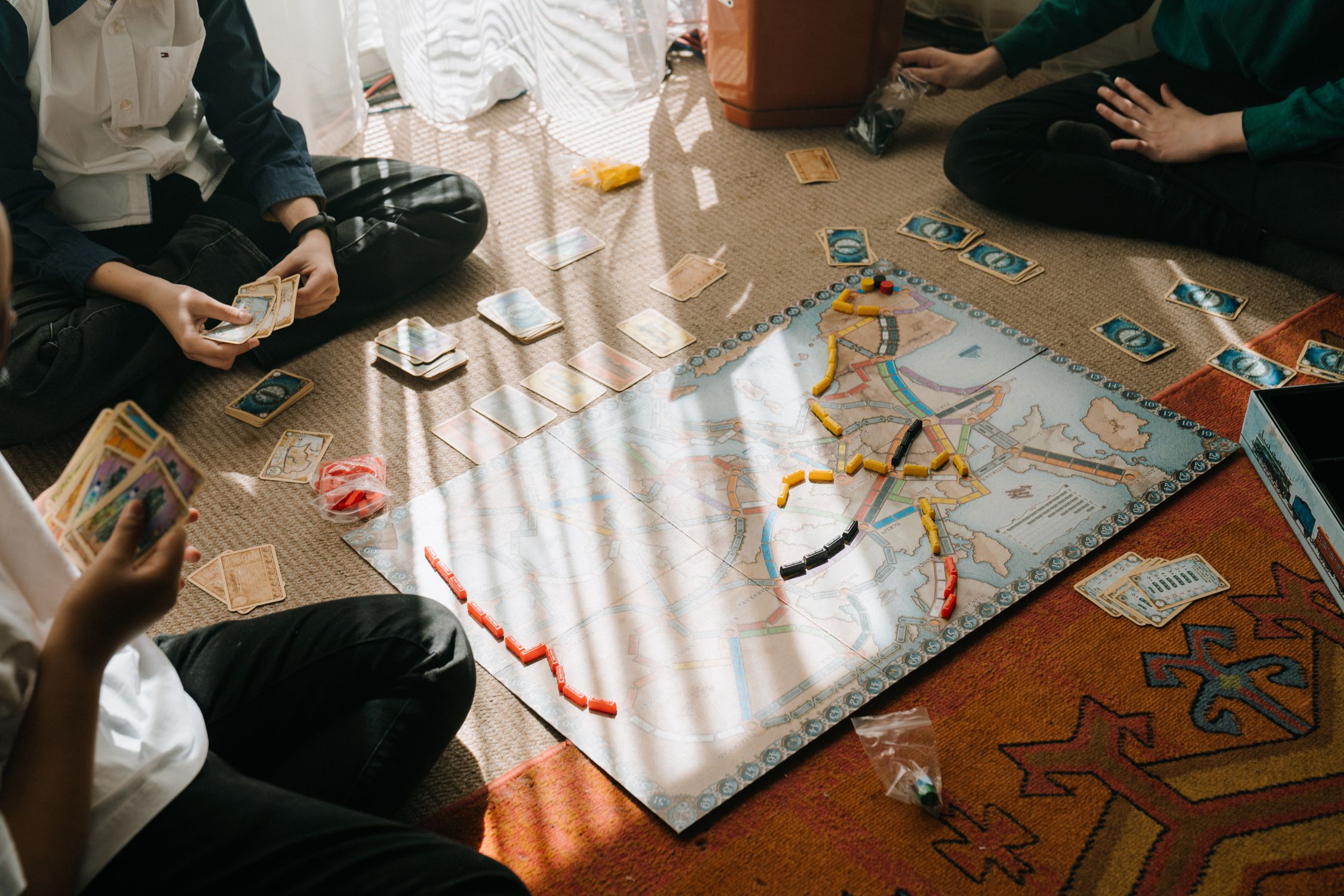 Plateau de jeu Les Aventuriers du Rail avec wagons colorés et cartes