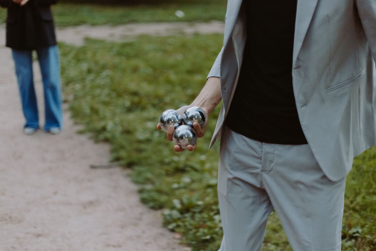 Famille jouant à la pétanque ensemble lors de vacances en été