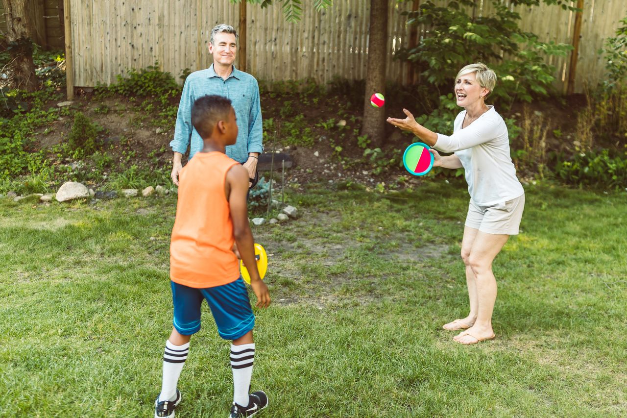 Boules de pétanque colorées pour enfants posées sur la terre