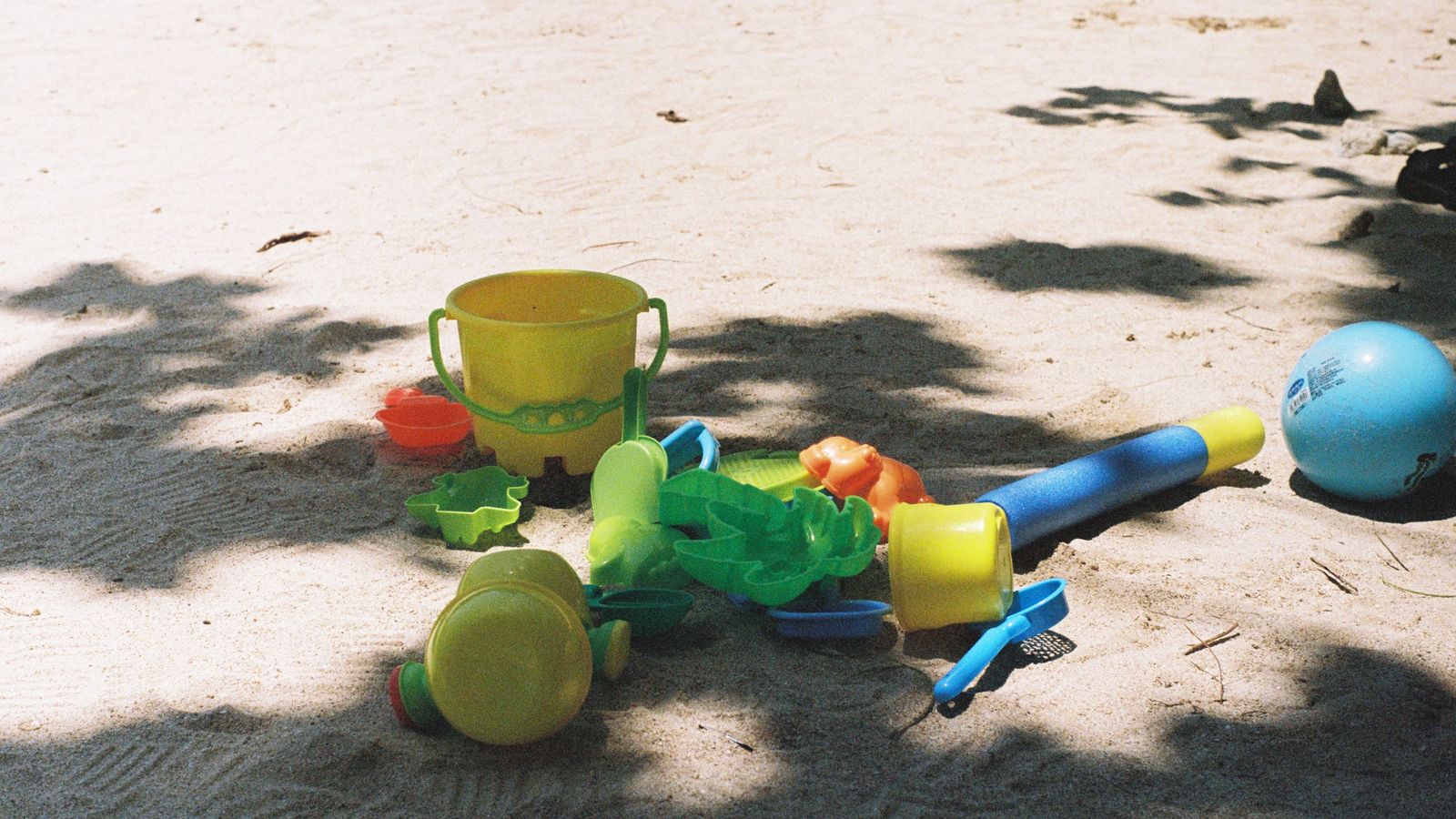 Kit de jouets de plage colorés sur le sable