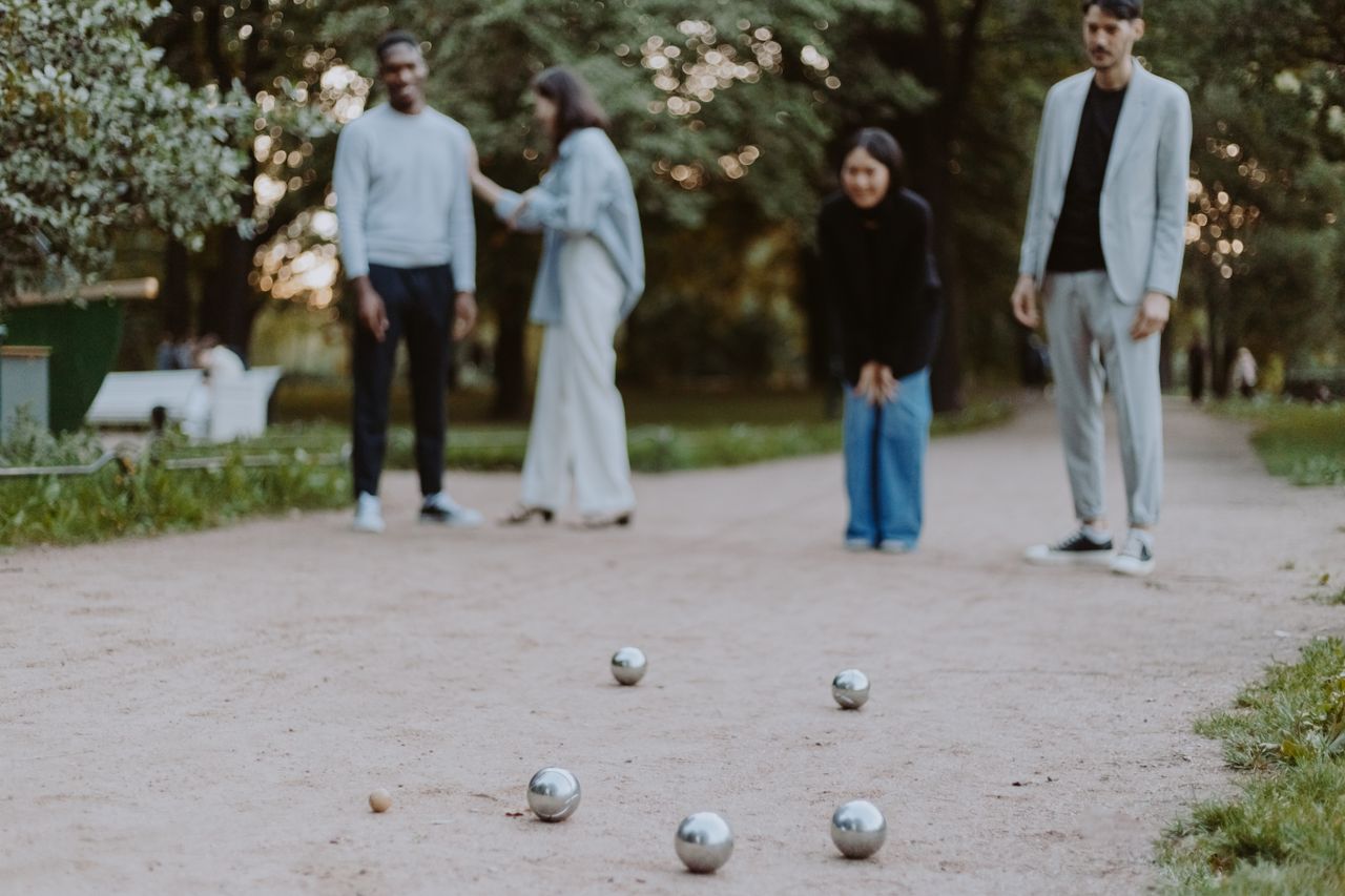 Enfants jouant à la pétanque dans un jardin en été