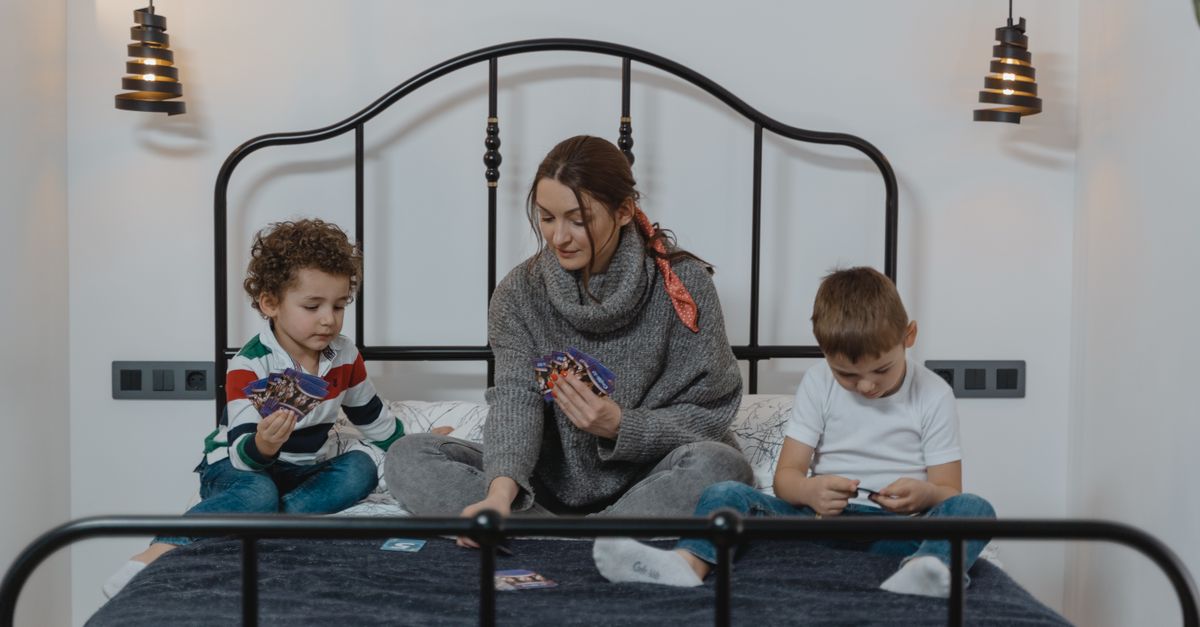 Enfants et parents jouant aux cartes en famille
