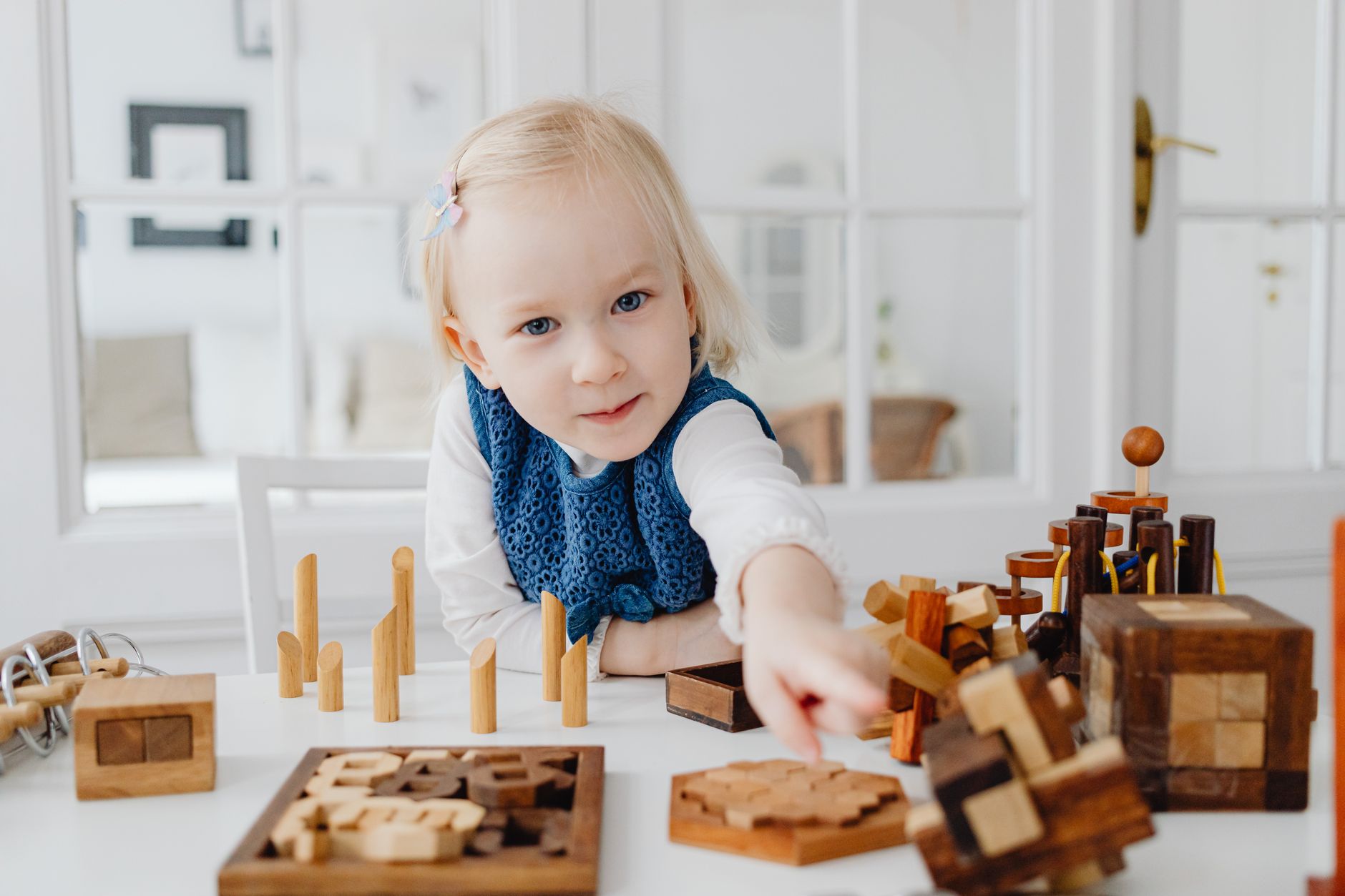 Petite fille jouant avec un puzzle en bois éducatif maternelle