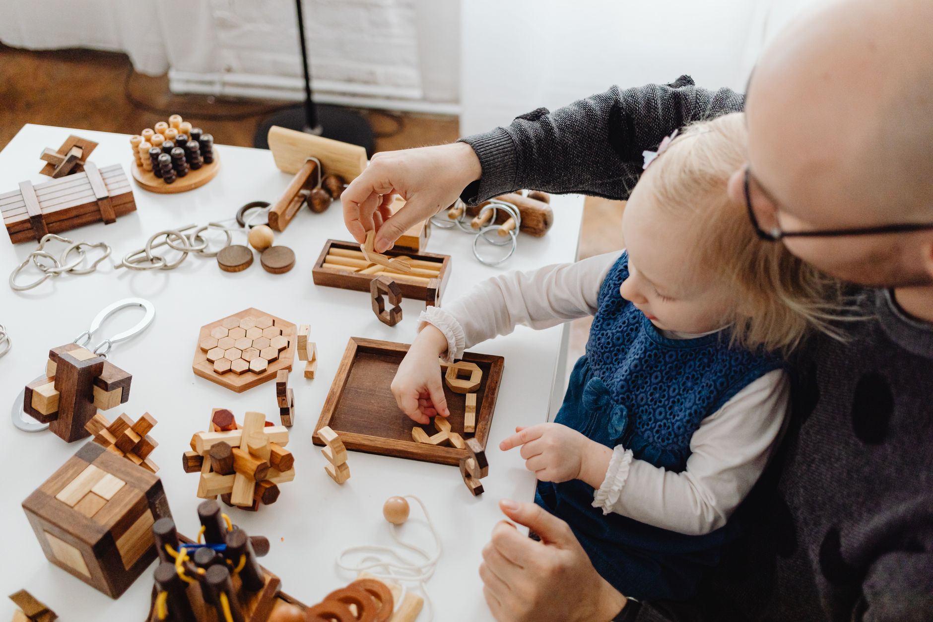 Père et enfant jouant ensemble avec des puzzles en bois